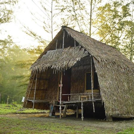 Отель Mr. Chuoi Bar And Hut Ko Phra Thong Экстерьер фото