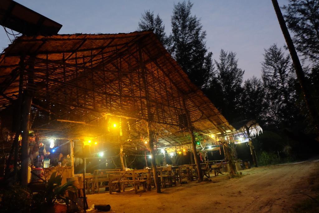 Отель Mr. Chuoi Bar And Hut Ko Phra Thong Экстерьер фото