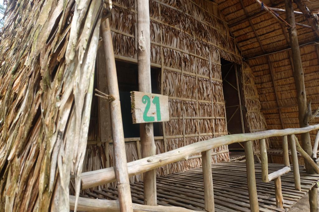 Отель Mr. Chuoi Bar And Hut Ko Phra Thong Экстерьер фото