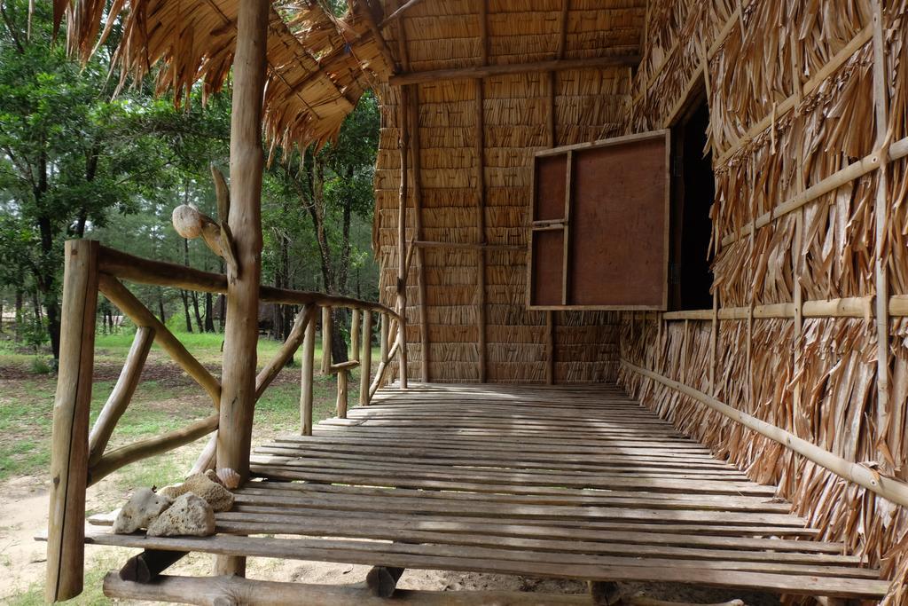 Отель Mr. Chuoi Bar And Hut Ko Phra Thong Экстерьер фото